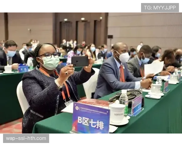 “西甲世界”巡回展在马德里开幕，展示联赛百年球衣与奖杯历史