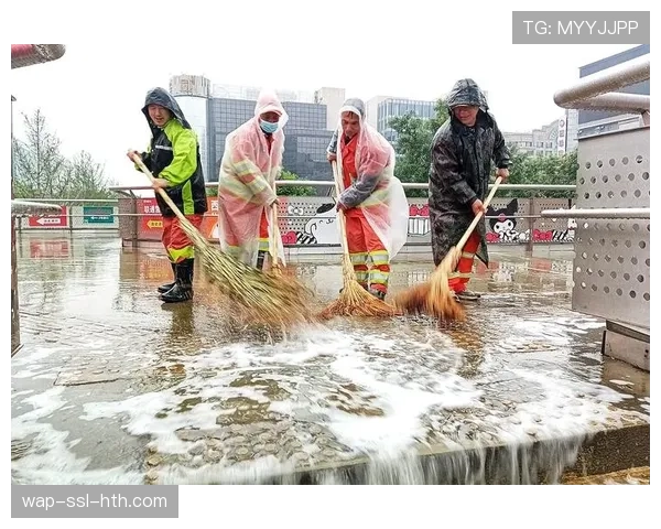 大雨倾盆，法兰克福主场工作人员紧急清理积水保障比赛顺利进行